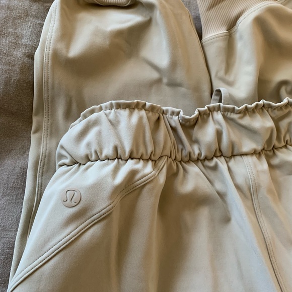 Trench stretch high-rise joggers full length - Picture 6 of 9